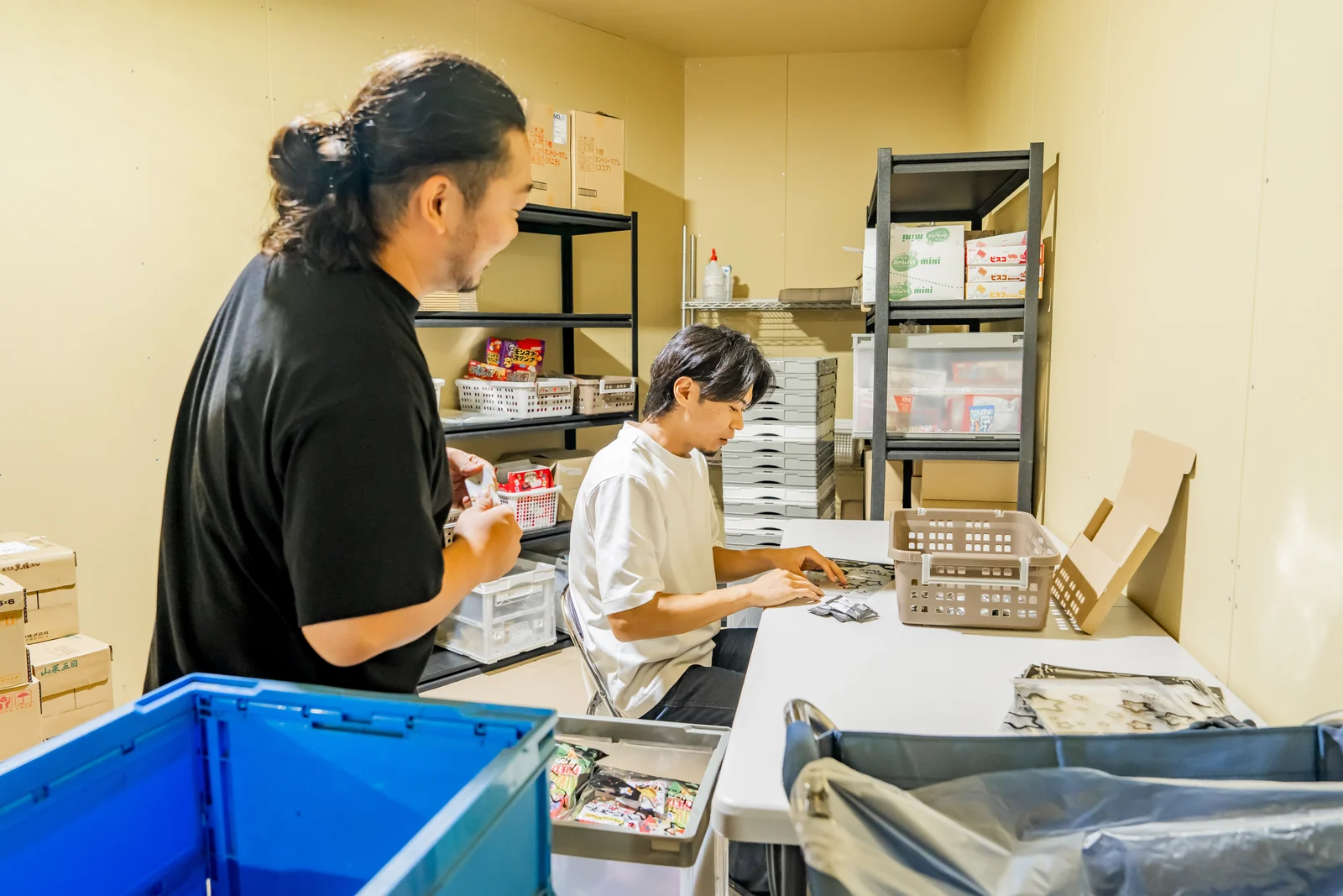 作業台で商品を確認する様子